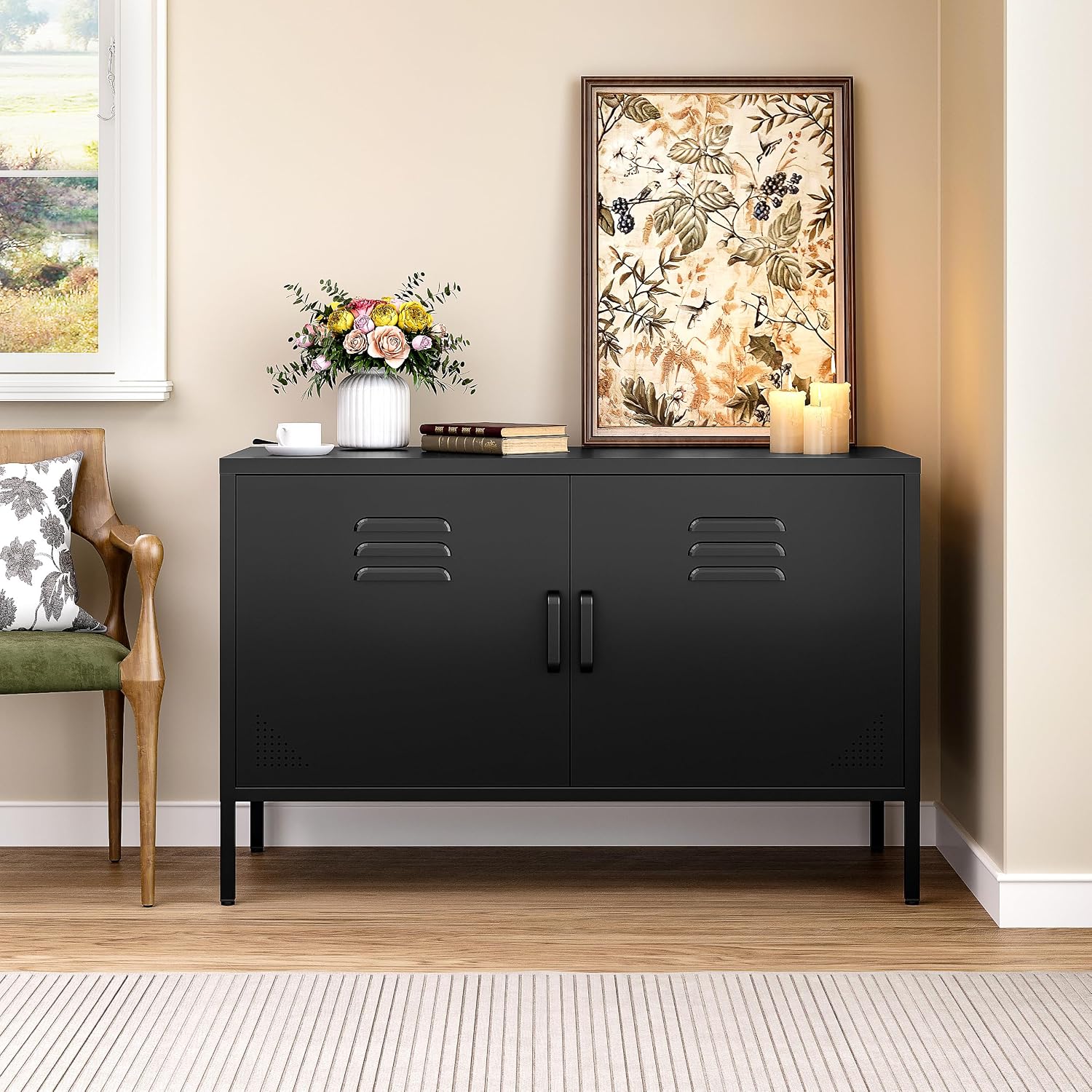 Credenza Office Storage - 黒色の金属製収納キャビネット、扉と棚付き、2ドアワイドラック付きアクセントキャビネット、脚と通気孔付き、低めのクレデンツァテレビキャビネットサイドボード、家庭、オフィス、リビングルーム用、黒色